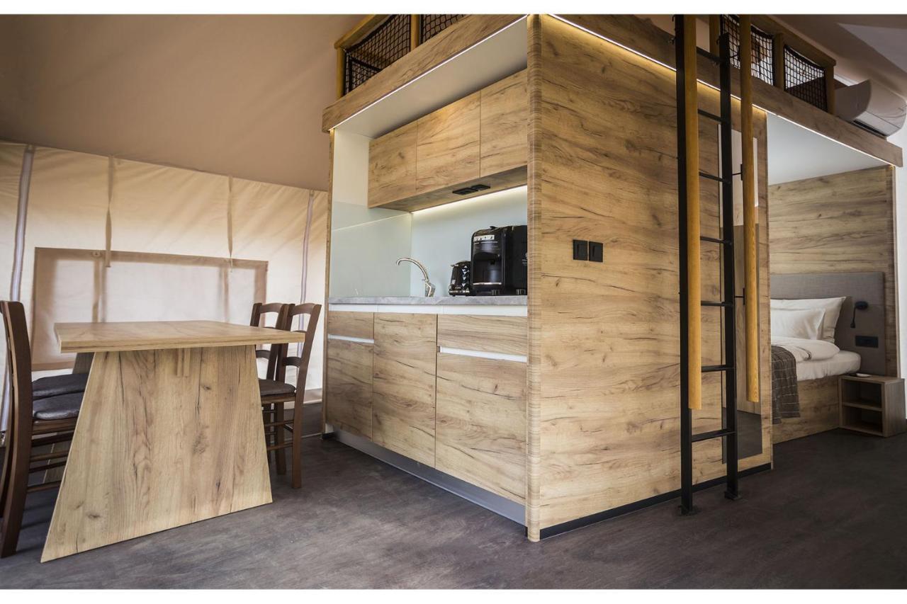 Camping Paradiso 佩萨罗 外观 照片