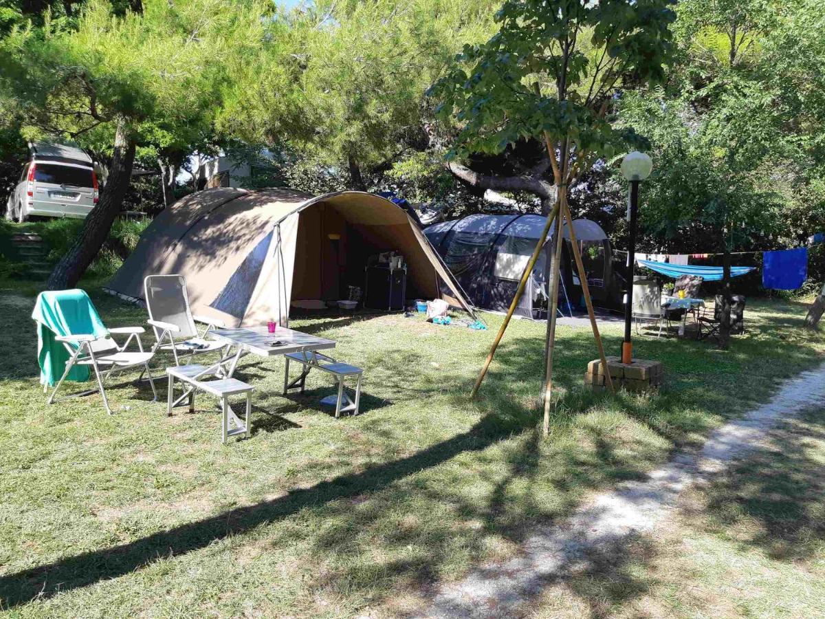 Camping Paradiso 佩萨罗 外观 照片