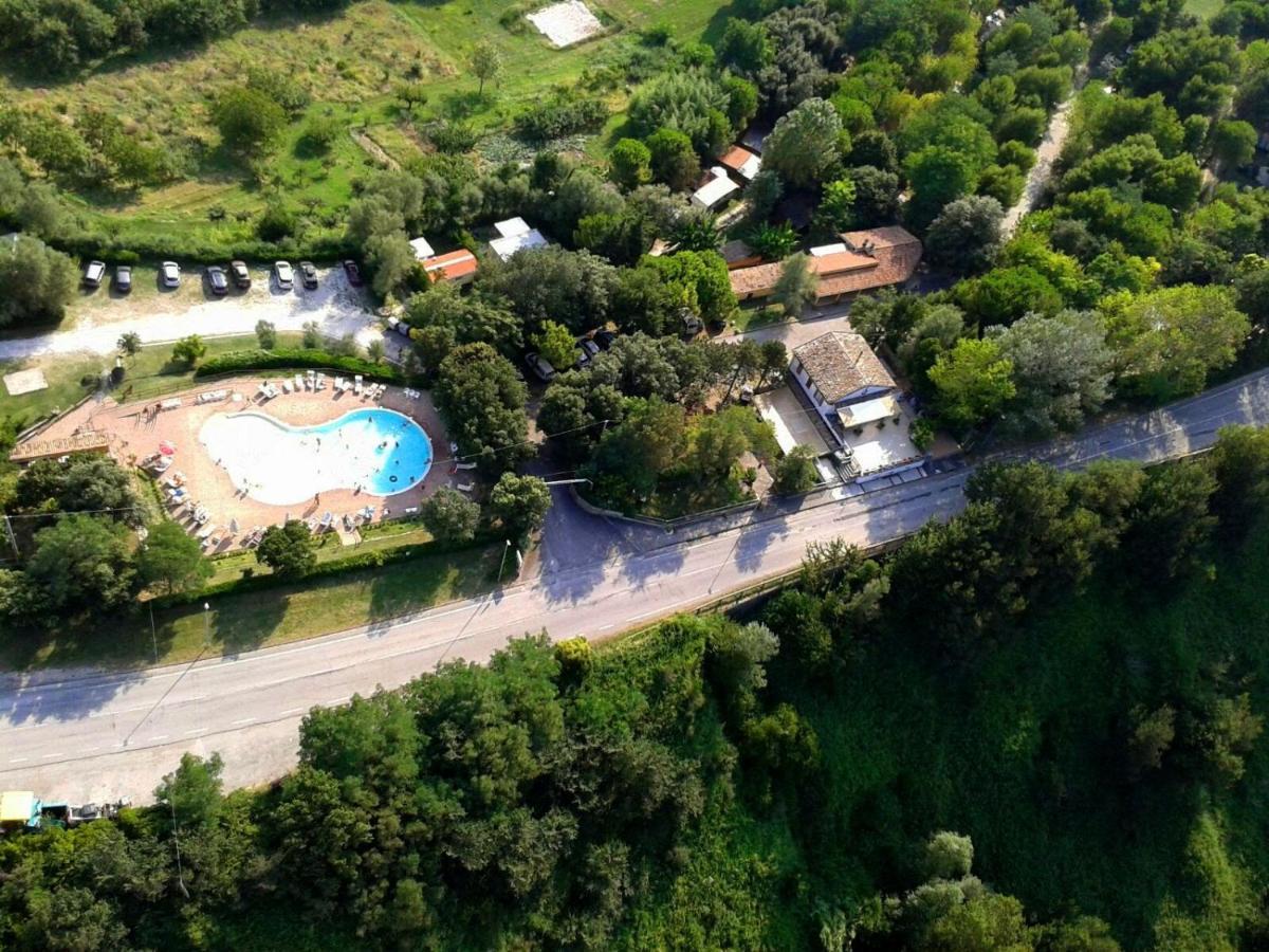 Camping Paradiso 佩萨罗 外观 照片