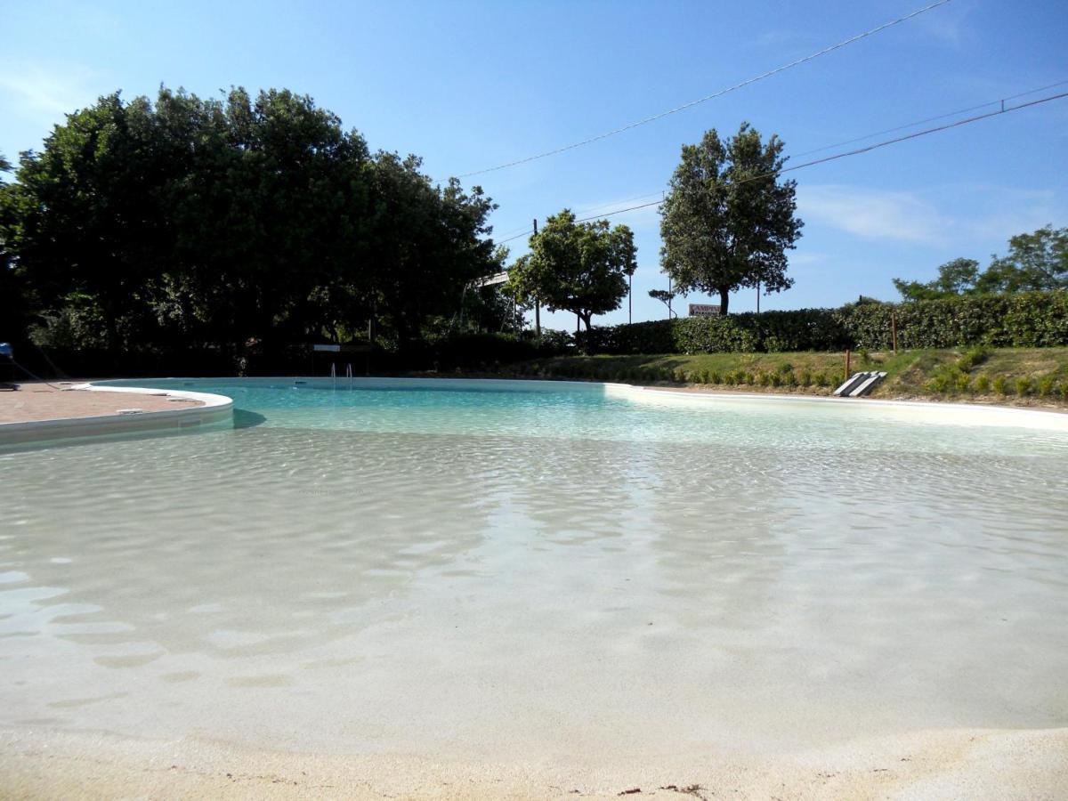Camping Paradiso 佩萨罗 外观 照片
