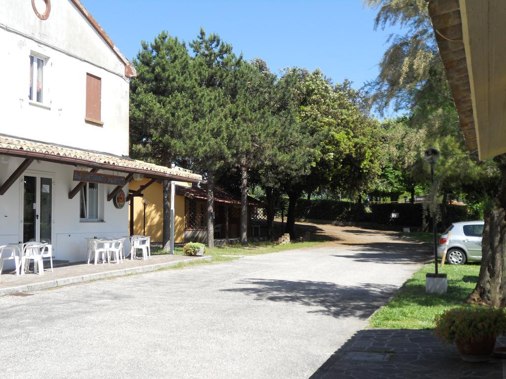 Camping Paradiso 佩萨罗 外观 照片