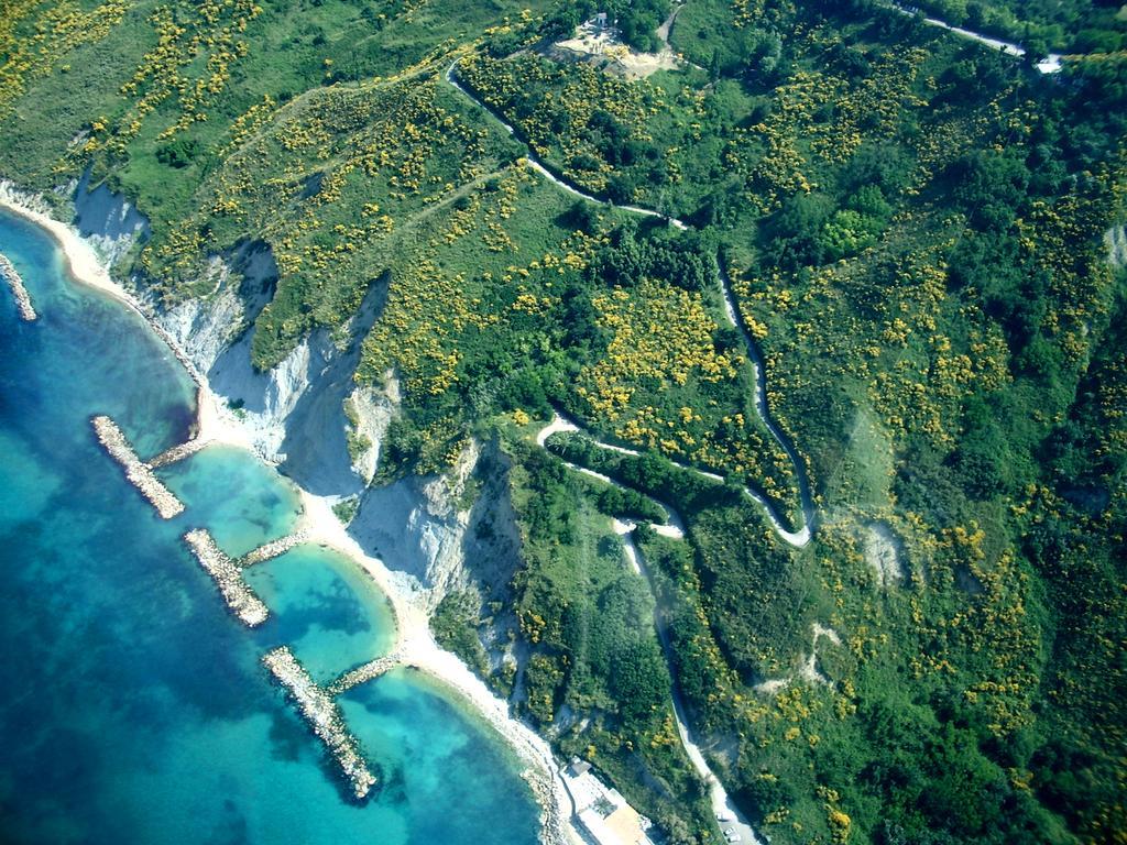 Camping Paradiso 佩萨罗 外观 照片